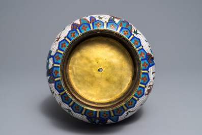 Un vase de forme hu en &eacute;maux cloisonn&eacute;s &agrave; monture en bronze dor&eacute;, Chine, 18/19&egrave;me