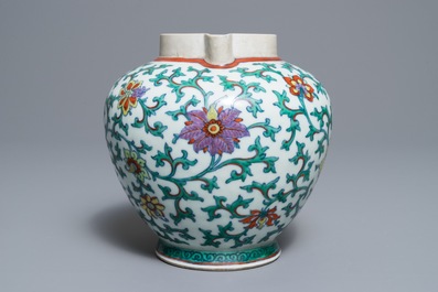 Une verseuse de type 'sengmaohu' en porcelaine de Chine doucai, Kangxi