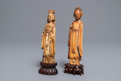 Twee Chinese ivoren figuren van hofdames, Ming