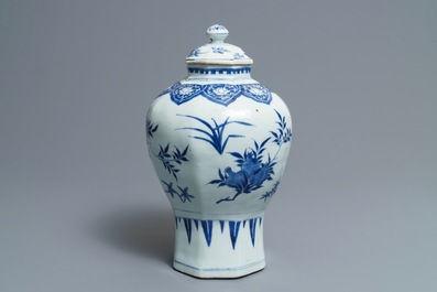 Een Chinese blauwwitte dekselvaas met floraal decor, Transitie periode