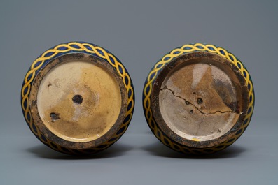 Une paire d'albarelli en majolique italienne, Palerme, atelier de Lazzaro, vers 1600