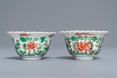 Een paar Chinese famille verte koppen met IHS-inscriptie, Kangxi