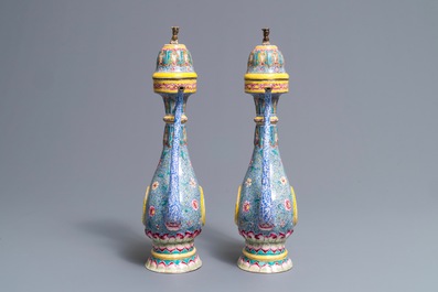 Une paire de verseuses couvertes en &eacute;maux de Canton pour le march&eacute; islamique, Qianlong/Jiaqing