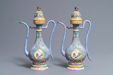 Une paire de verseuses couvertes en &eacute;maux de Canton pour le march&eacute; islamique, Qianlong/Jiaqing