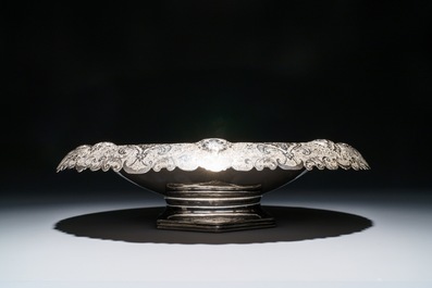 Un bol sur piedouche en argent grav&eacute;, Iran, 1967-1979