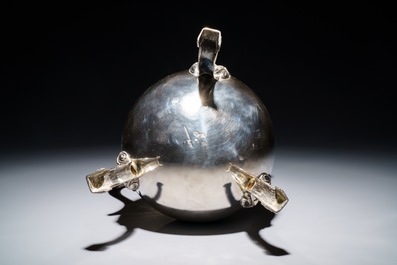Une cafeti&egrave;re tripode en argent &agrave; prise en bois, probablement Gand, Belgique, 1792