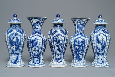 Une garniture de cinq vases en porcelaine de Chine bleu et blanc, Kangxi