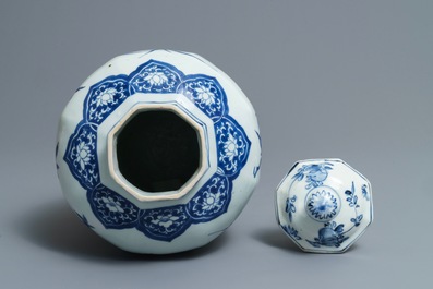 Een Chinese blauwwitte dekselvaas met floraal decor, Transitie periode
