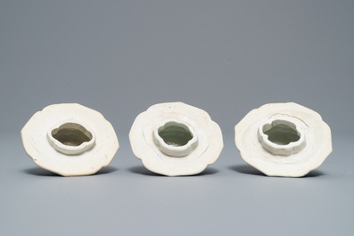 Une garniture de cinq vases en porcelaine de Chine bleu et blanc, Kangxi