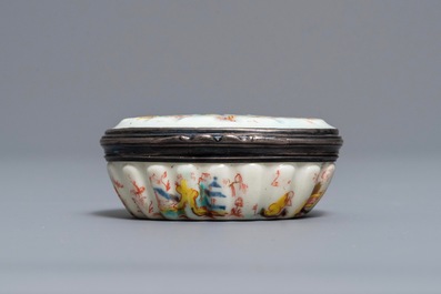 Une tabati&egrave;re en porcelaine tendre de Saint-Cloud de style Kakiemon &agrave; monture en argent, 2&egrave;me quart du 18&egrave;me