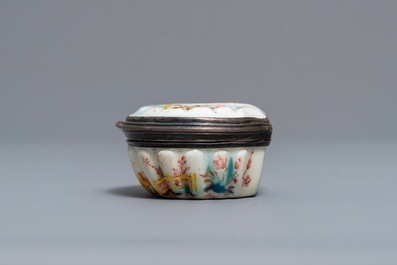 Une tabati&egrave;re en porcelaine tendre de Saint-Cloud de style Kakiemon &agrave; monture en argent, 2&egrave;me quart du 18&egrave;me