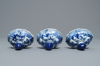 Une garniture de cinq vases en porcelaine de Chine bleu et blanc, Kangxi