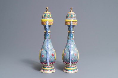 Une paire de verseuses couvertes en &eacute;maux de Canton pour le march&eacute; islamique, Qianlong/Jiaqing