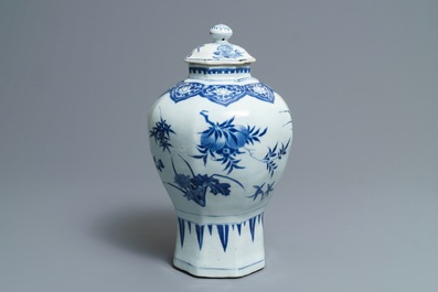 Een Chinese blauwwitte dekselvaas met floraal decor, Transitie periode