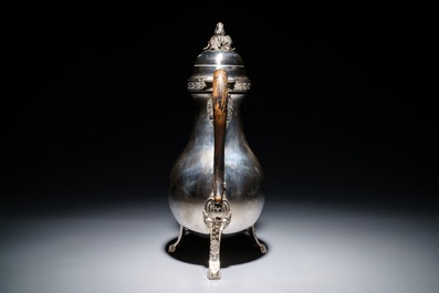 Une cafeti&egrave;re tripode en argent &agrave; prise en bois, probablement Gand, Belgique, 1792