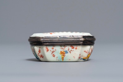 Une tabati&egrave;re en porcelaine tendre de Saint-Cloud de style Kakiemon &agrave; monture en argent, 2&egrave;me quart du 18&egrave;me