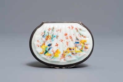 Une tabati&egrave;re en porcelaine tendre de Saint-Cloud de style Kakiemon &agrave; monture en argent, 2&egrave;me quart du 18&egrave;me