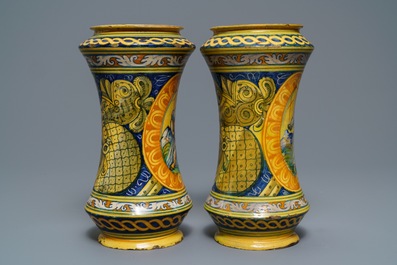 Une paire d'albarelli en majolique italienne, Palerme, atelier de Lazzaro, vers 1600