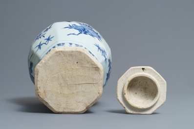 Een Chinese blauwwitte dekselvaas met floraal decor, Transitie periode