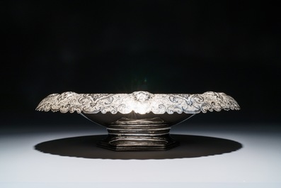 Un bol sur piedouche en argent grav&eacute;, Iran, 1967-1979