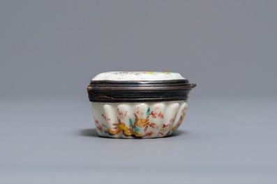 Une tabati&egrave;re en porcelaine tendre de Saint-Cloud de style Kakiemon &agrave; monture en argent, 2&egrave;me quart du 18&egrave;me