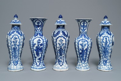 Une garniture de cinq vases en porcelaine de Chine bleu et blanc, Kangxi