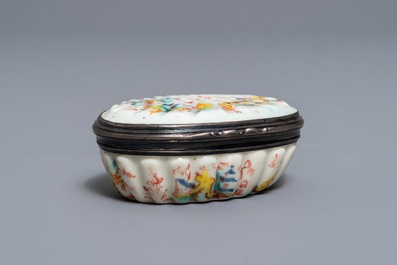 Une tabati&egrave;re en porcelaine tendre de Saint-Cloud de style Kakiemon &agrave; monture en argent, 2&egrave;me quart du 18&egrave;me