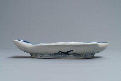 Une coupe en forme de poisson en porcelaine Arita de Japon en bleu et blanc, Edo, 18&egrave;me