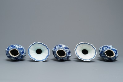 Une garniture de cinq vases en porcelaine de Chine bleu et blanc, Kangxi