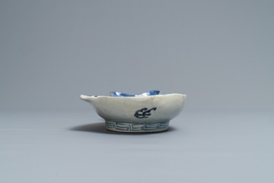 Une coupe en forme de poisson en porcelaine Arita de Japon en bleu et blanc, Edo, 18&egrave;me