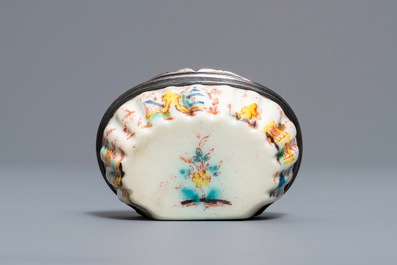 Une tabati&egrave;re en porcelaine tendre de Saint-Cloud de style Kakiemon &agrave; monture en argent, 2&egrave;me quart du 18&egrave;me