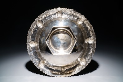 Un bol sur piedouche en argent grav&eacute;, Iran, 1967-1979