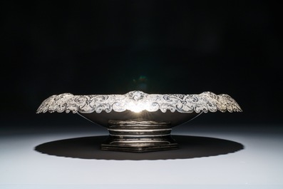 Un bol sur piedouche en argent grav&eacute;, Iran, 1967-1979