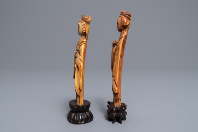 Twee Chinese ivoren figuren van hofdames, Ming