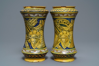 Une paire d'albarelli en majolique italienne, Palerme, atelier de Lazzaro, vers 1600