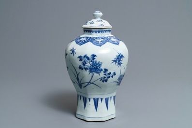 Een Chinese blauwwitte dekselvaas met floraal decor, Transitie periode