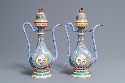 Une paire de verseuses couvertes en &eacute;maux de Canton pour le march&eacute; islamique, Qianlong/Jiaqing