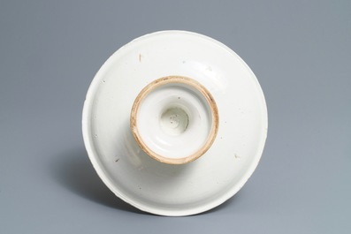 Une tazza armori&eacute; en majolique italienne en bleu et blanc, 18&egrave;me