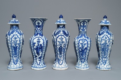 Une garniture de cinq vases en porcelaine de Chine bleu et blanc, Kangxi