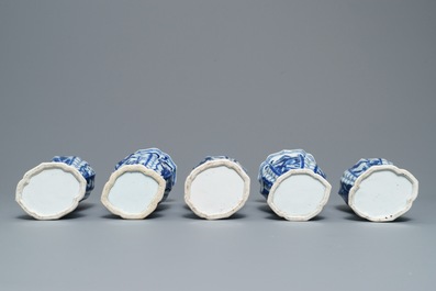 Une garniture de cinq vases en porcelaine de Chine bleu et blanc, Kangxi