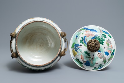 Een Chinese famille verte dekselkom met verguld bronzen montuur, Kangxi