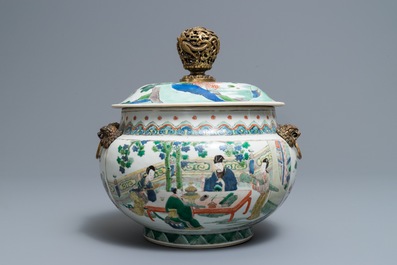 Een Chinese famille verte dekselkom met verguld bronzen montuur, Kangxi