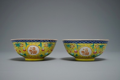 Twee paar Chinese famille rose kommen, Qianlong en Guangxu merk, 19/20e eeuw