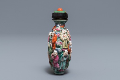 Une tabati&egrave;re en porcelaine de Chine famille rose &agrave; d&eacute;cor en relief, 19&egrave;me