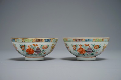 Twee paar Chinese famille rose kommen, Qianlong en Guangxu merk, 19/20e eeuw