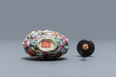 Une tabati&egrave;re en porcelaine de Chine famille rose &agrave; d&eacute;cor en relief, 19&egrave;me