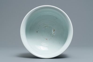 Een Chinese blauwwitte wierookbrander met figuren in een landschap, Kangxi