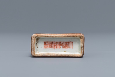 Une tabati&egrave;re en porcelaine de Chine grisaille, marque de Qianlong, 19/20&egrave;me