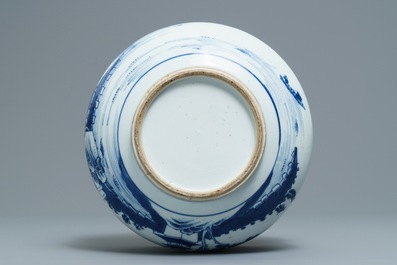 Een Chinese blauwwitte wierookbrander met figuren in een landschap, Kangxi