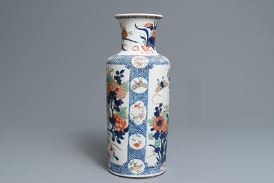 Een Chinese verte-Imari rouleau vaas met floraal decor, Kangxi